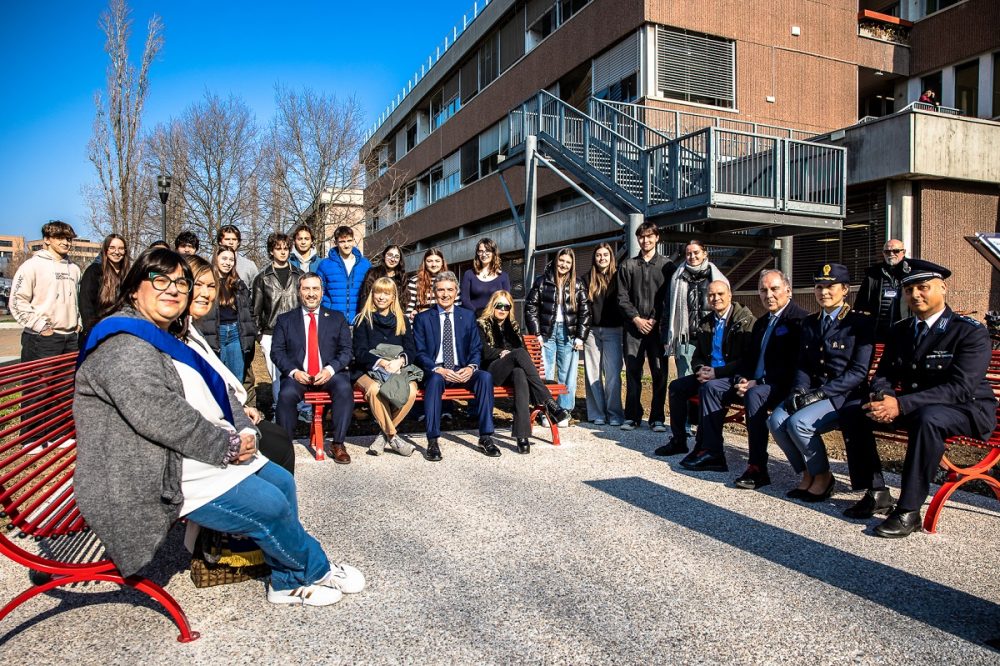 Inaugurate le “Panchine Rosse” donate da Credem all’Istituto Pascal di Reggio Emilia