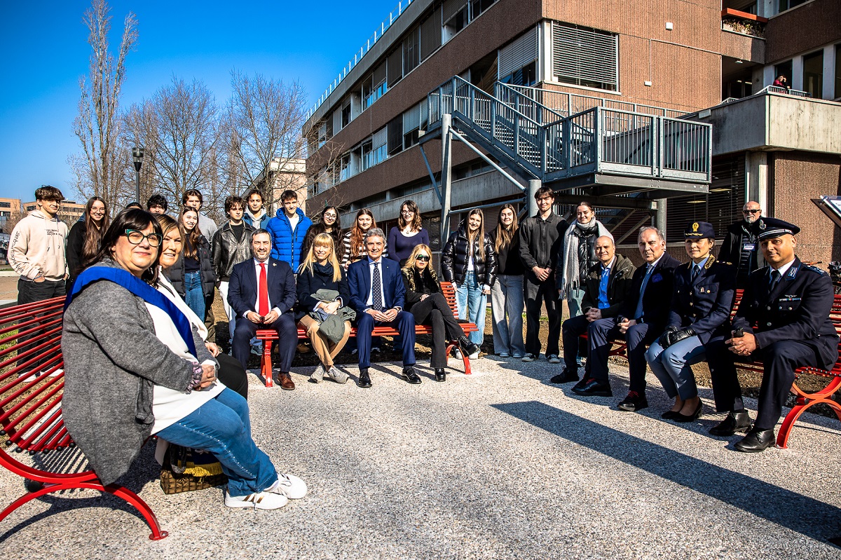 Inaugurate le “Panchine Rosse” donate da Credem all’Istituto Pascal di Reggio Emilia