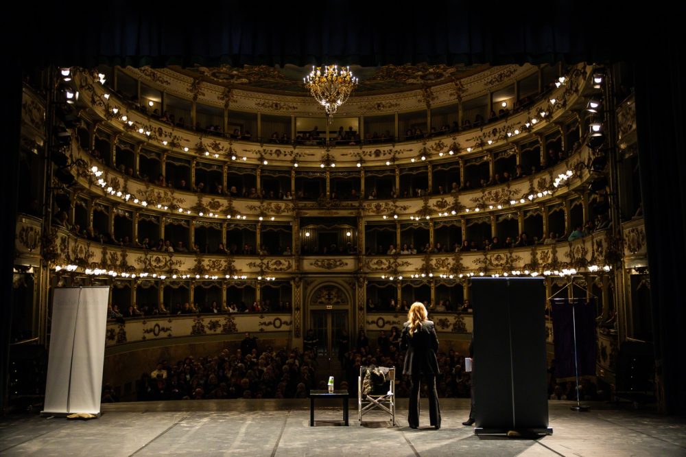 “MostruosaMente”: il Teatro Comunale di Carpi gremito per la criminologa Roberta Bruzzone