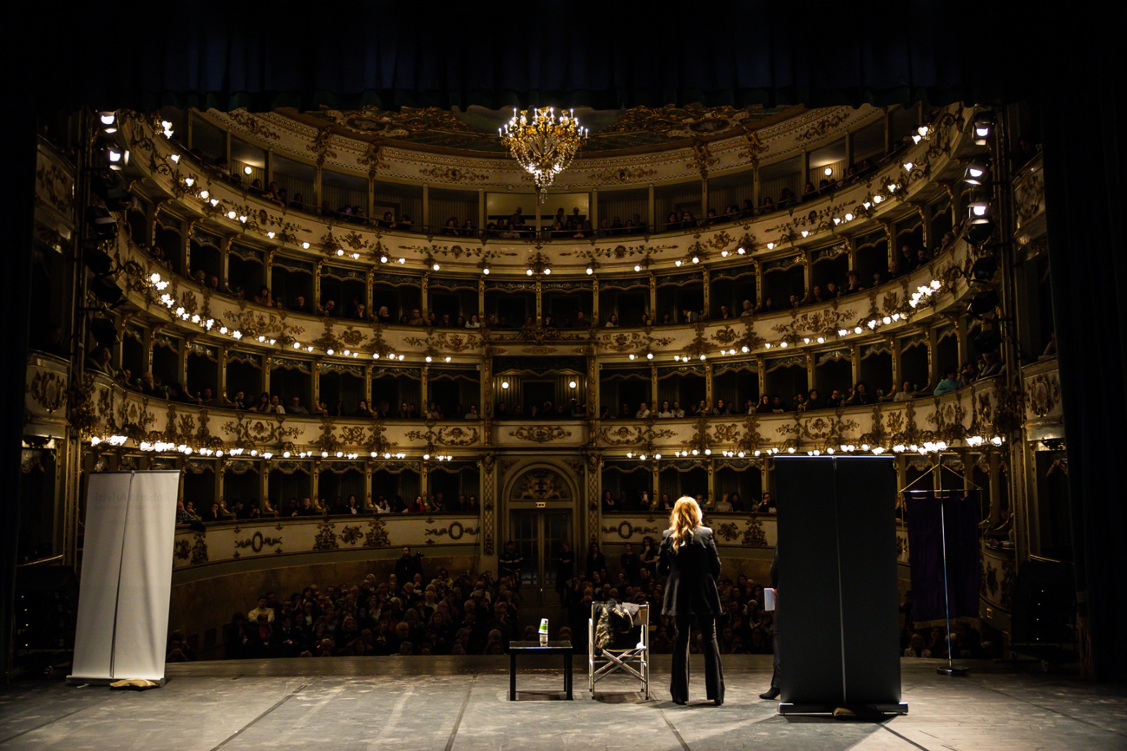 “MostruosaMente”: il Teatro Comunale di Carpi gremito per la criminologa Roberta Bruzzone